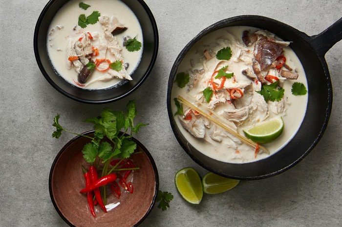Thưởng thức món Tom Kha Kai lúc còn nóng sẽ cảm nhận được rõ nét mùi vị đặc trưng của đồ ăn Thái