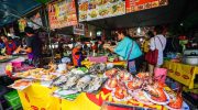Vì sao đồ ăn đường phố Thái Lan thu hút du khách nườm nượp?